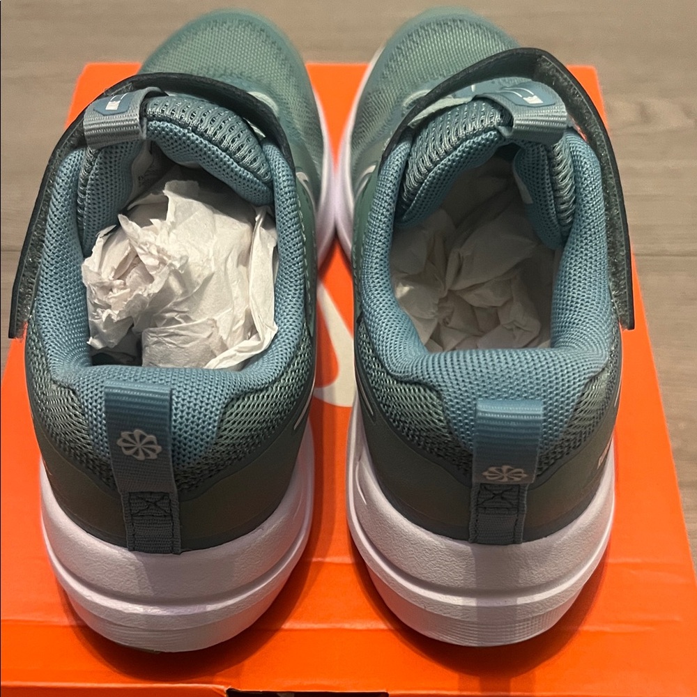 Little Girl’s Nike Cosmic Runner Athletic Shoes - Picture 3 of 6